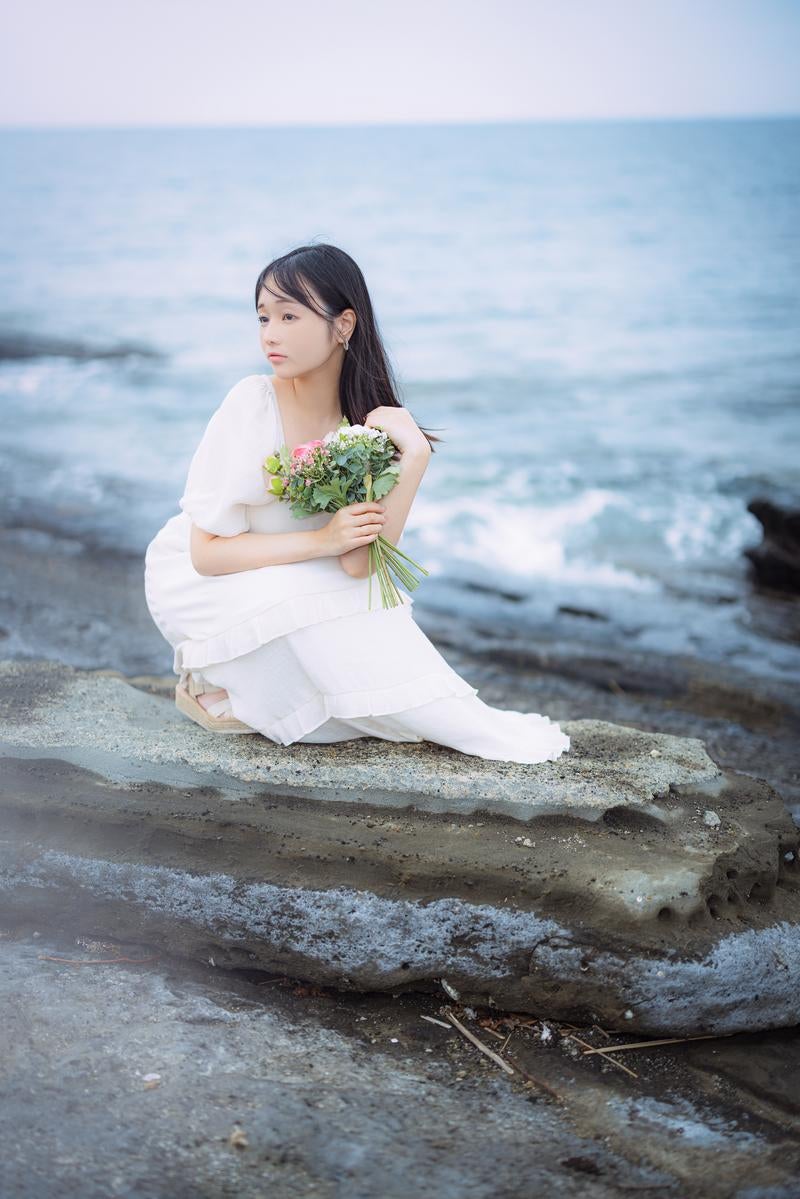 「沖ノ島（千葉県）の北の岩礁で撮影した茜さやさんのポートレート」の写真［モデル：茜さや］