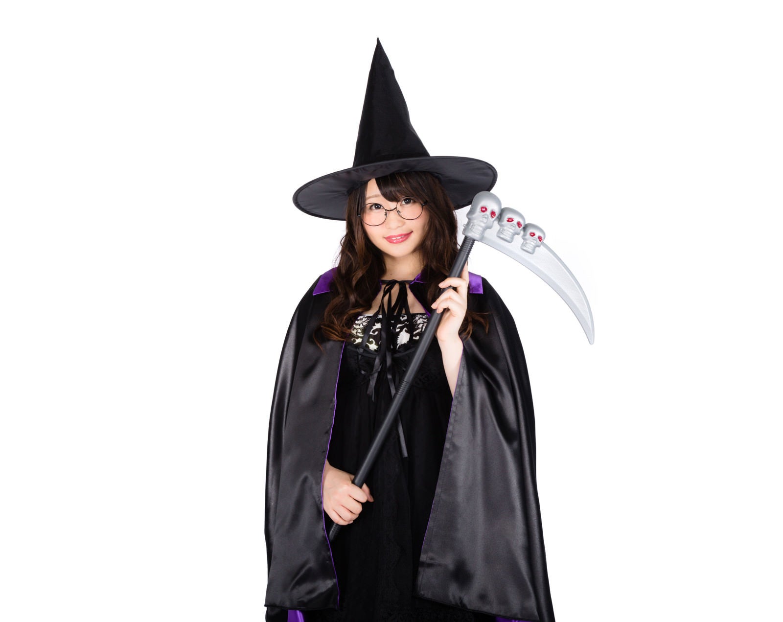 「魔女のハロウィングッズを着こなす女性」の写真［モデル：茜さや］