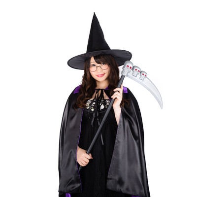魔女のハロウィングッズを着こなす女性の写真