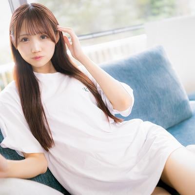 白いTシャツの女性の穏やかなひとときの写真