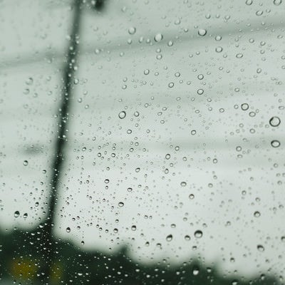 雨空と窓についた水滴の写真