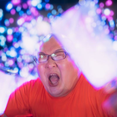 推しが自分と目があって大興奮する熱狂的なファン男性の写真