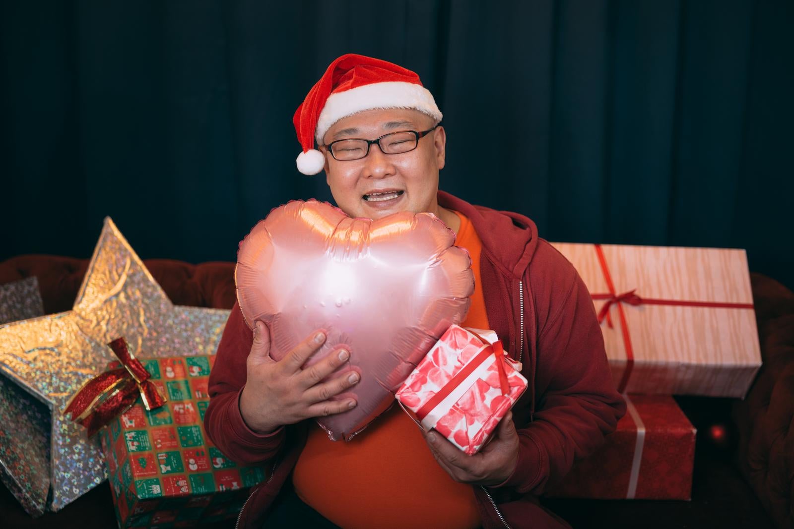 「クリスマスにハートを抱きしめる男性」の写真［モデル：あまやん］