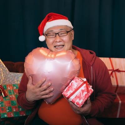 クリスマスにハートを抱きしめる男性の写真