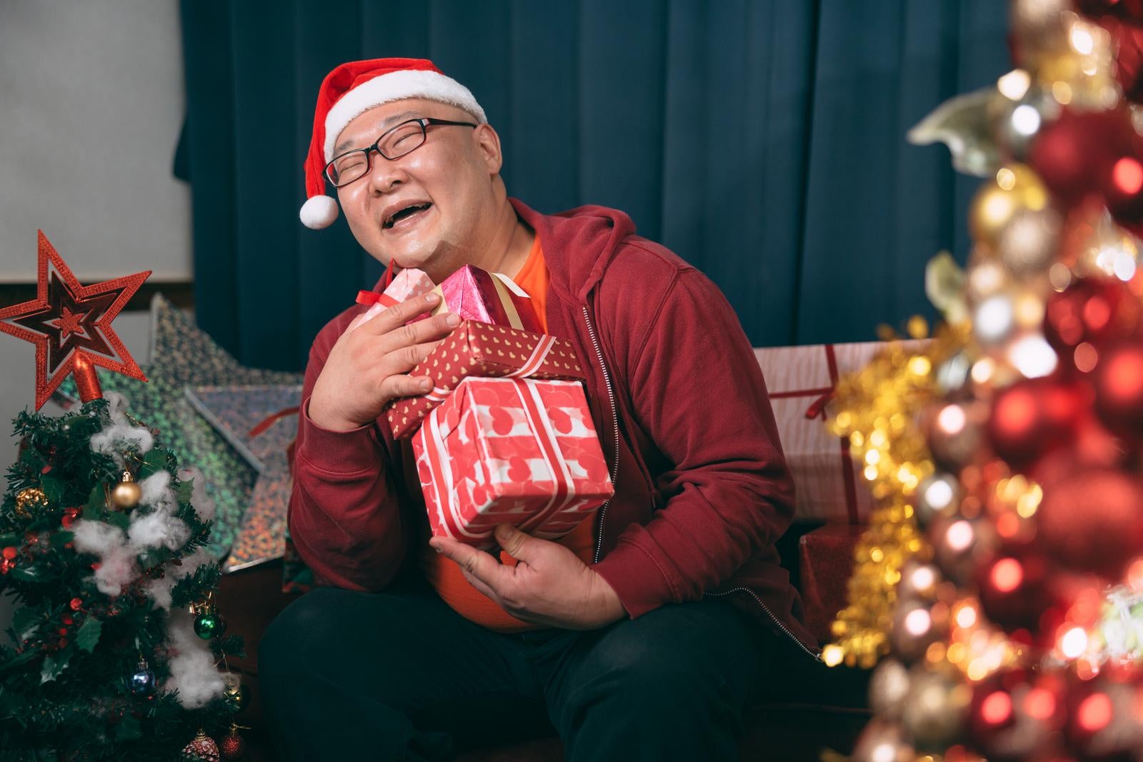 「クリスマスってサイコーとニッコニコの男性」の写真［モデル：あまやん］
