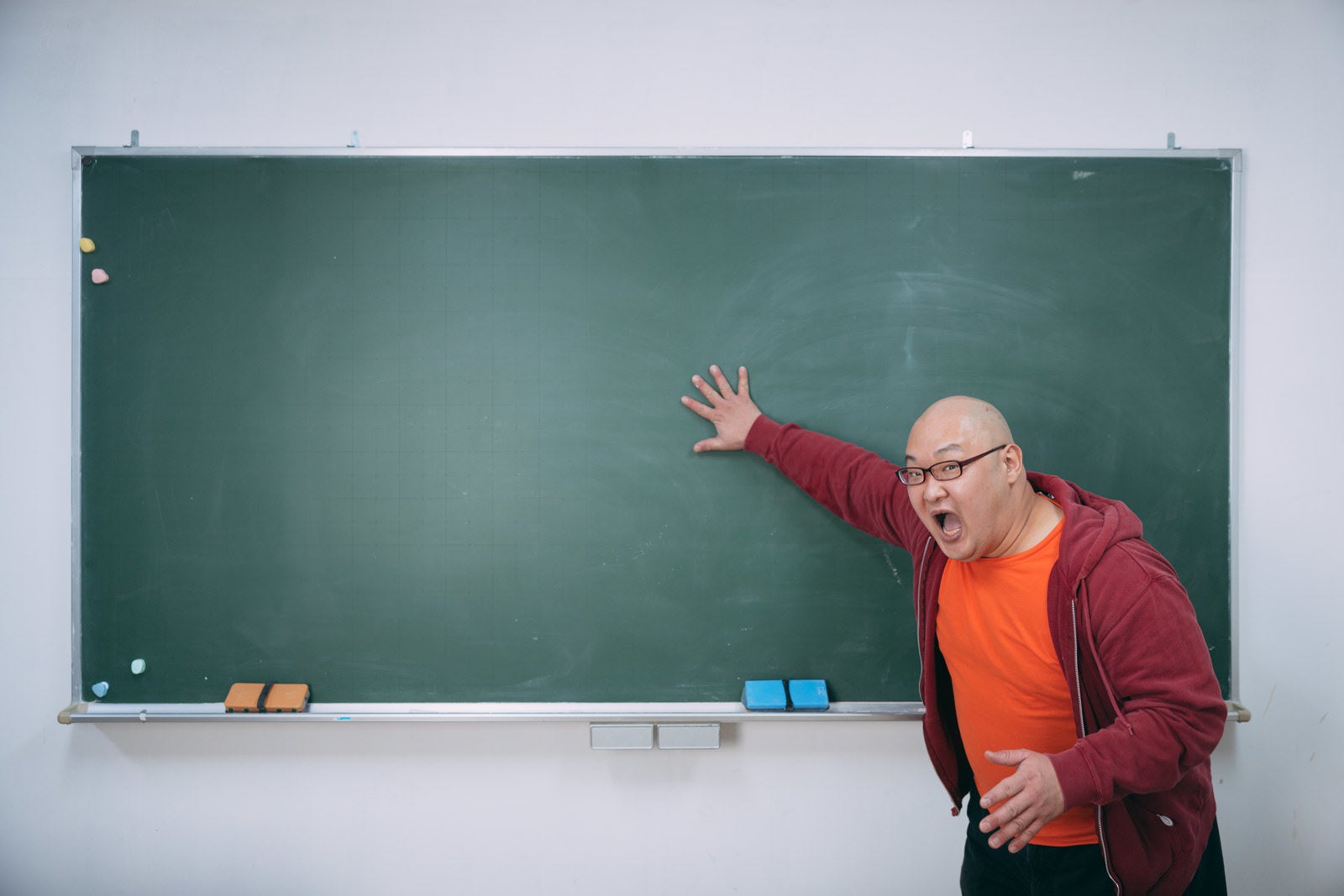 「黒板を叩く熱血教師」の写真［モデル：あまやん］
