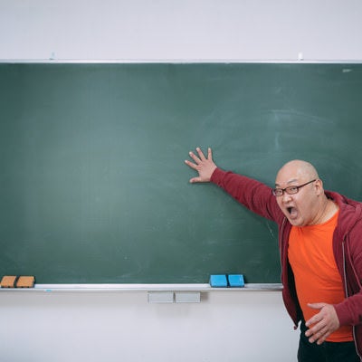 黒板を叩く熱血教師の写真