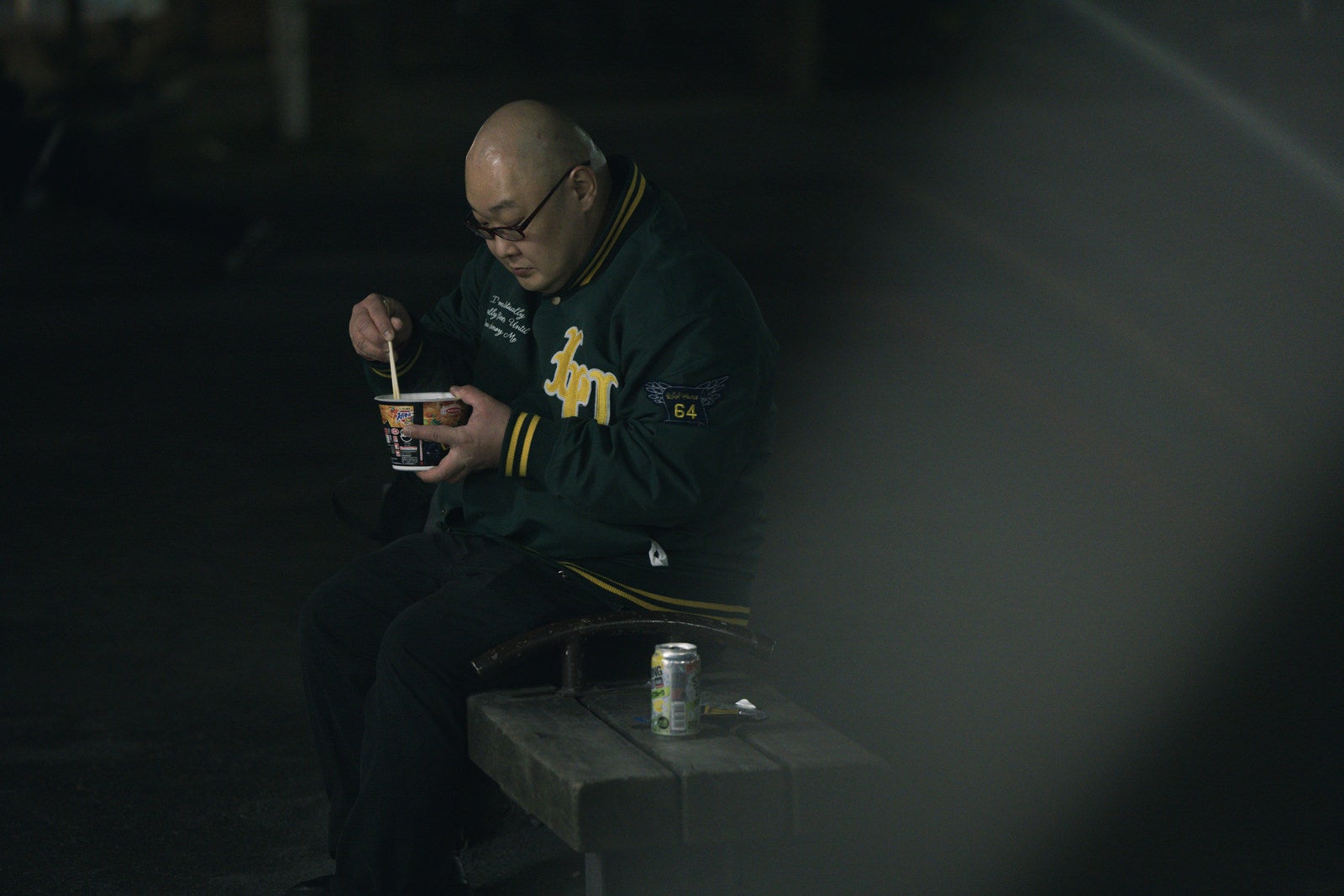 「公園で寂しくストゼロとカップ麺を食べるデブ」の写真［モデル：あまやん］