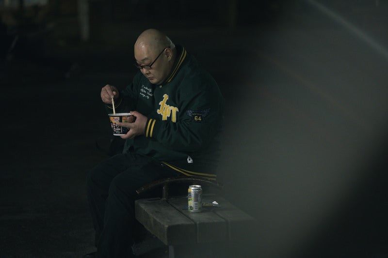 公園で寂しくストゼロとカップ麺を食べるデブの写真