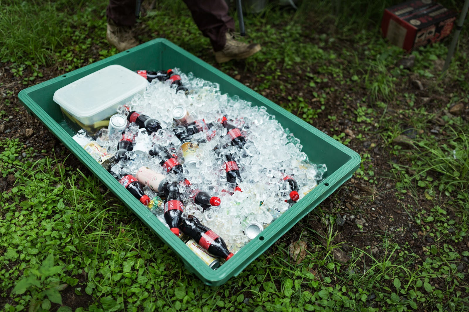 「氷で冷やされたペットボトルの飲み物」の写真
