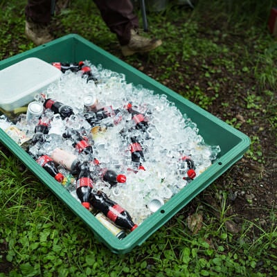 氷で冷やされたペットボトルの飲み物の写真