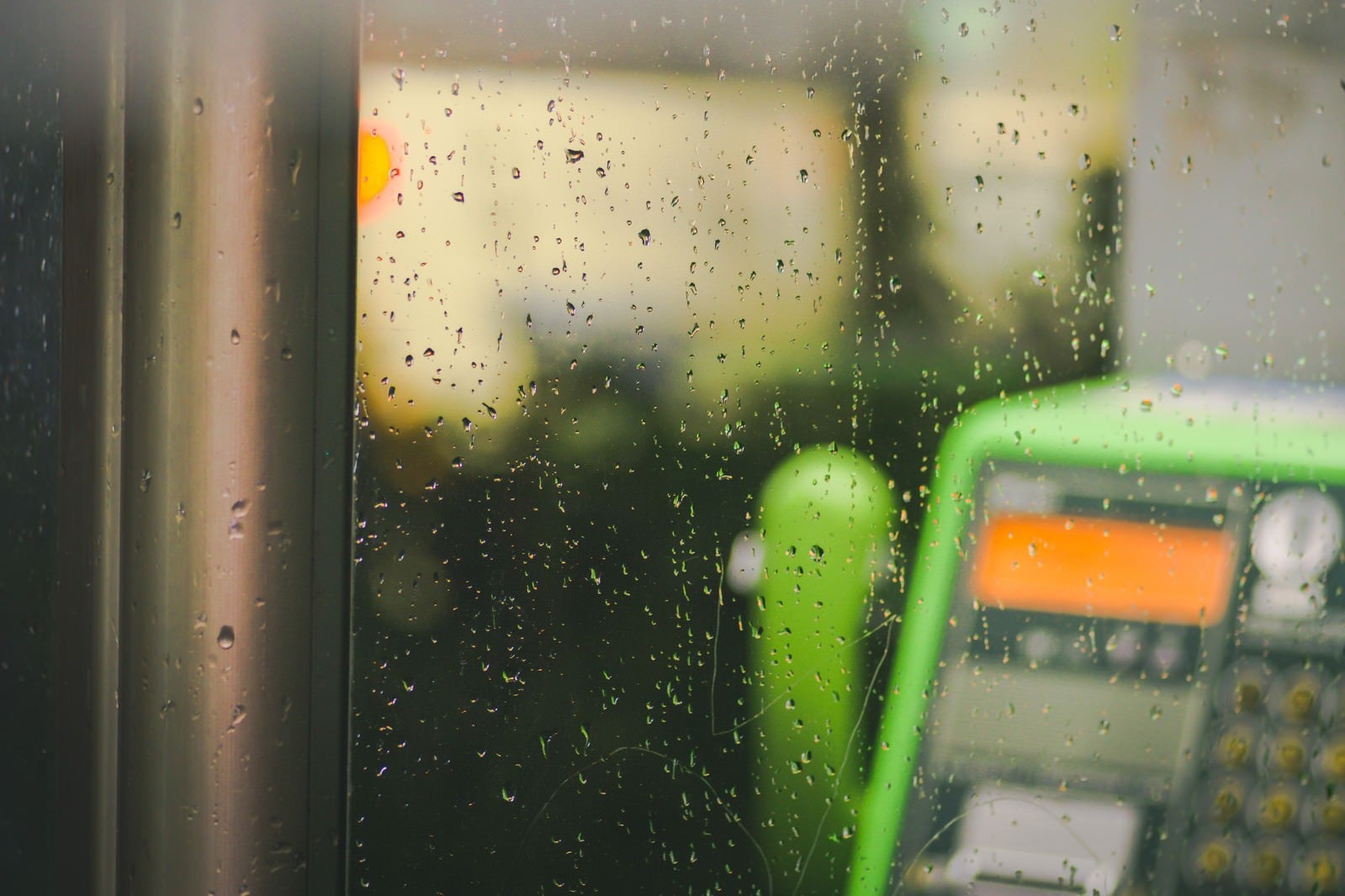 「電話ボックスと雨粒」の写真