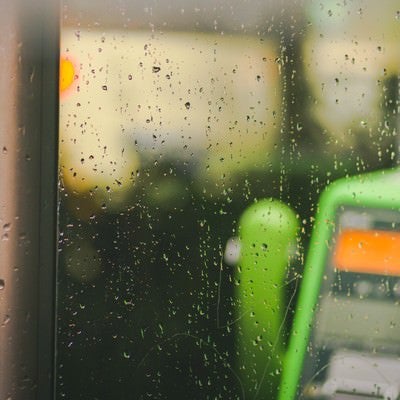 電話ボックスと雨粒の写真