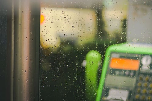 電話ボックスと雨粒の写真