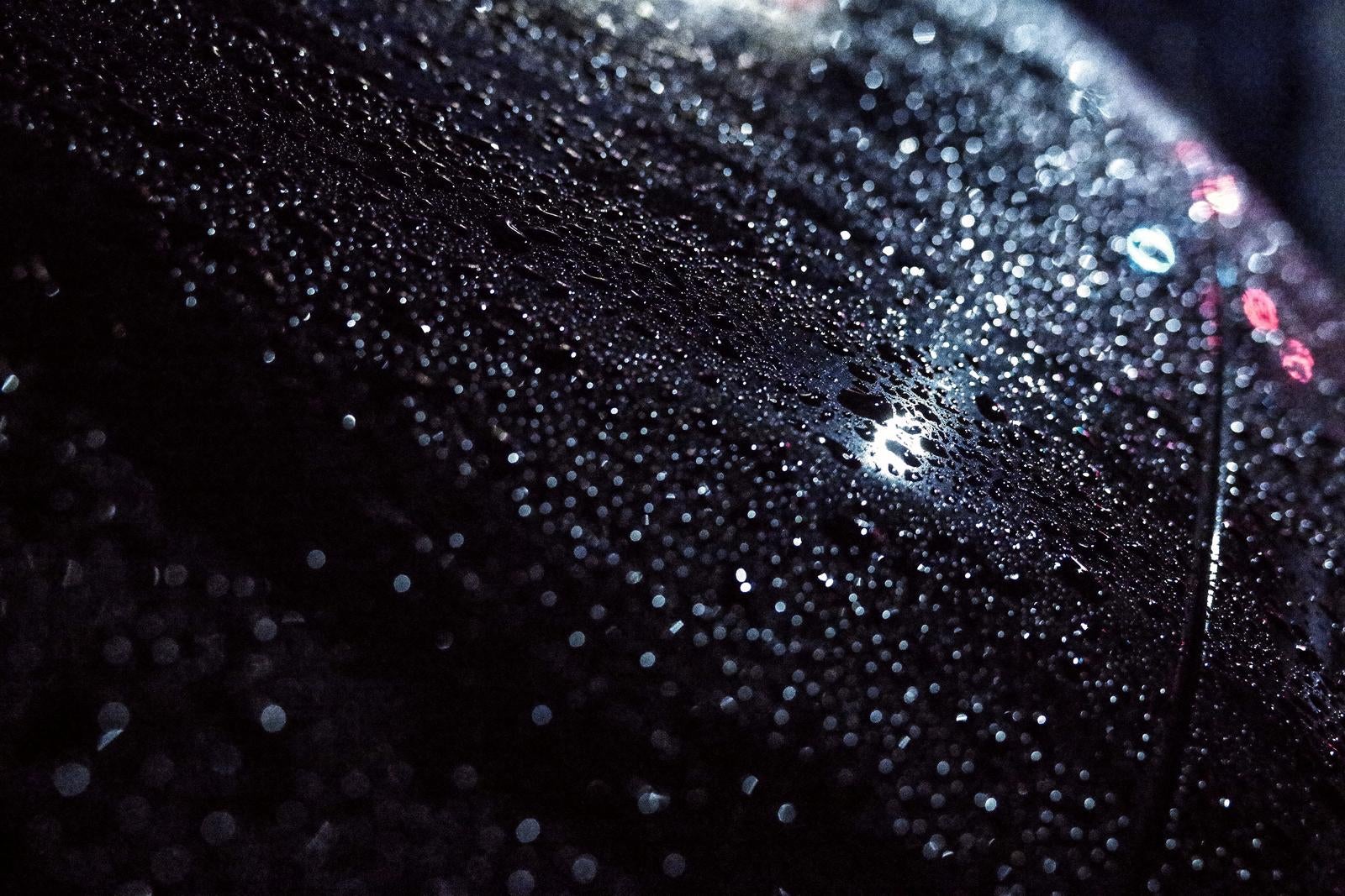 「夜の車体に降り注いだ雨粒」の写真