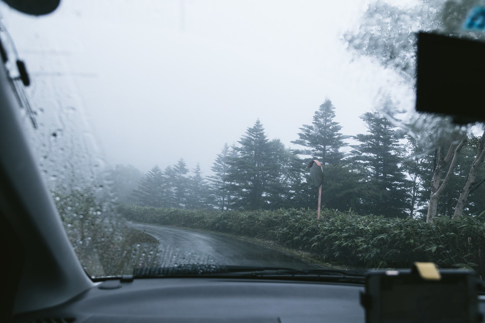 「雨天時に走行する車の中」の写真