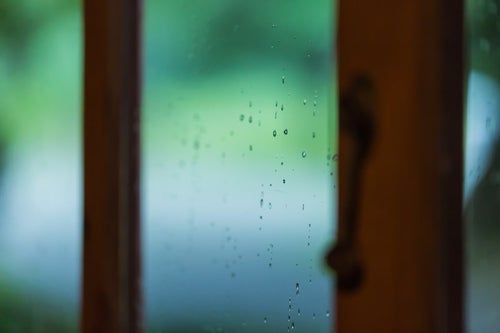 ガラス窓についた水滴の写真