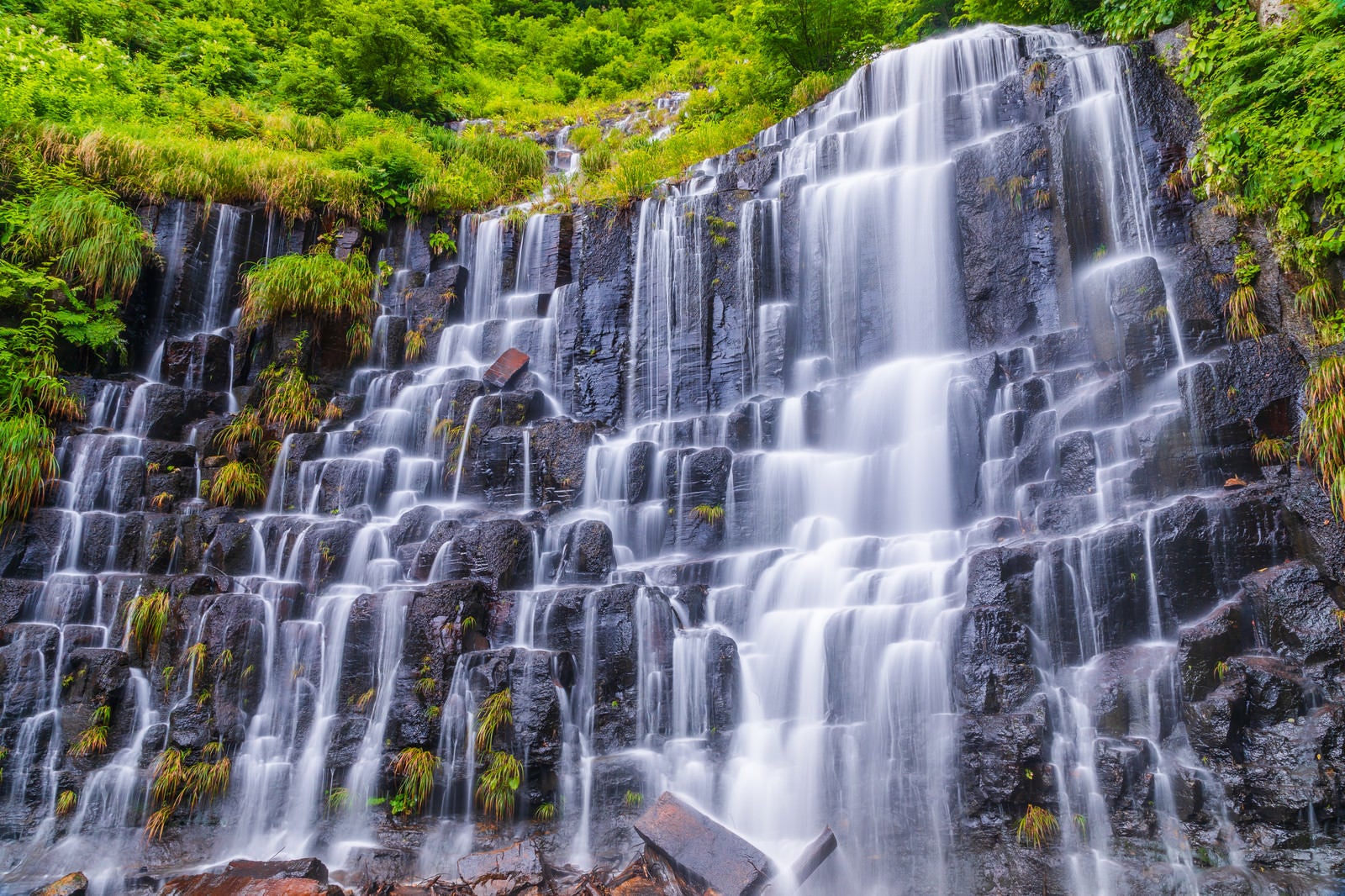 「柱状節理の鳥海檜山滝」の写真