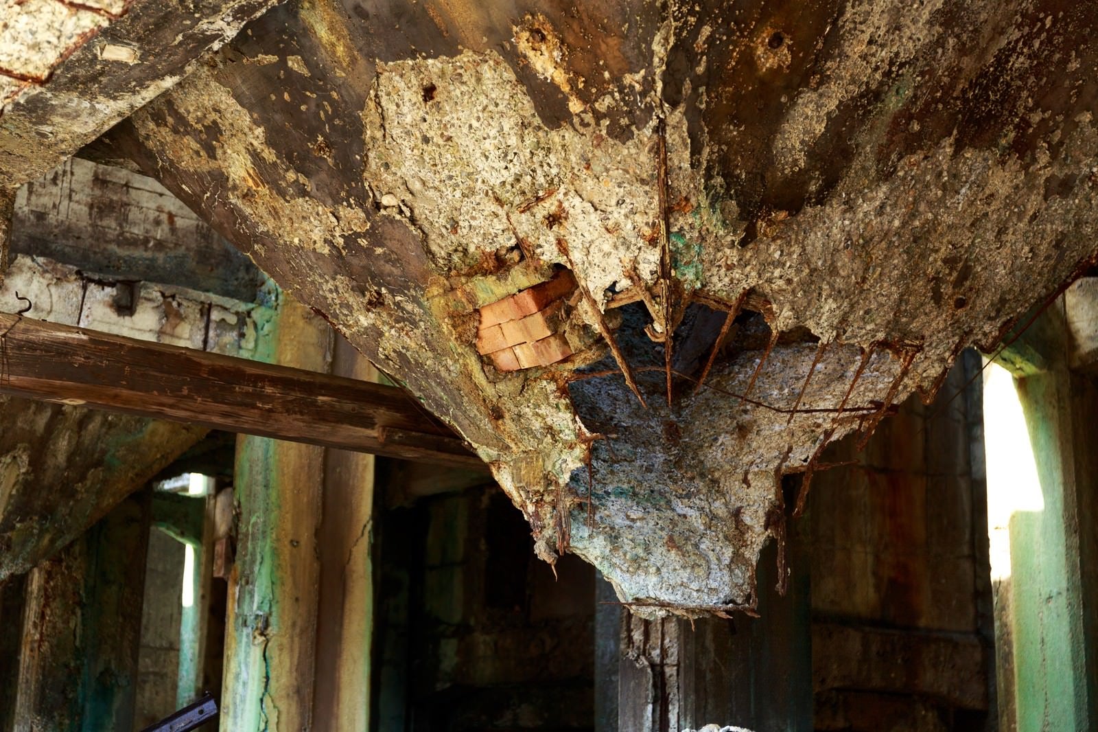 「天井の壁が崩壊した廃墟」の写真