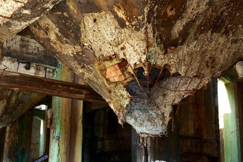 天井の壁が崩壊した廃墟の写真