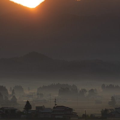 夜明け、霧に包まれた田舎の写真