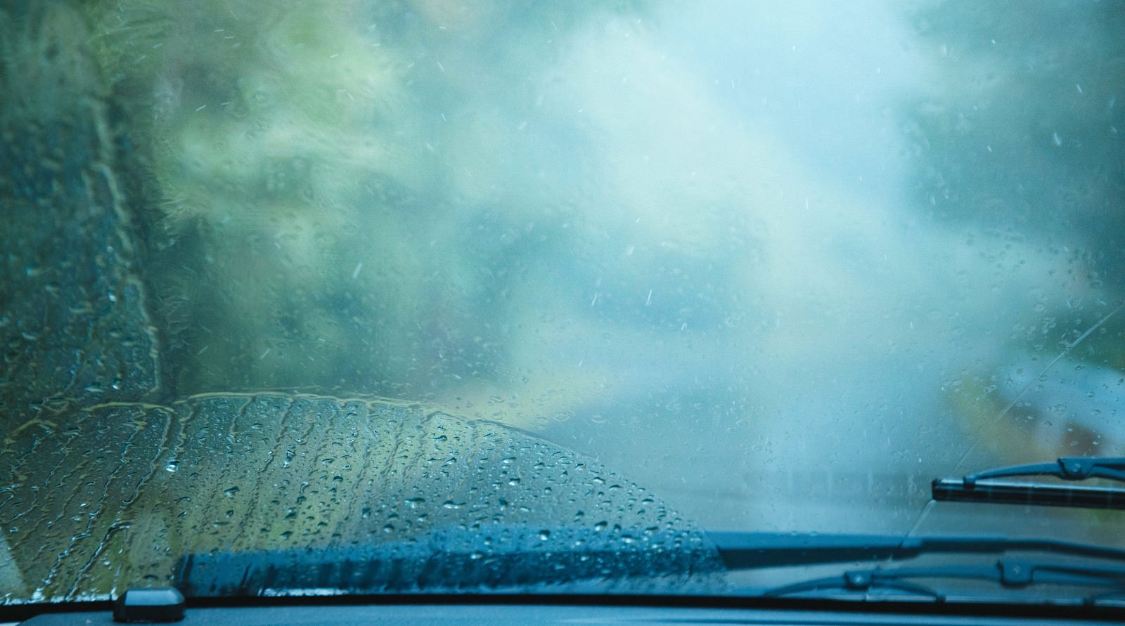 「雨天時の車のフロントガラス」の写真