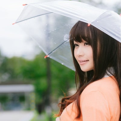 雨の日と傘と美女の写真