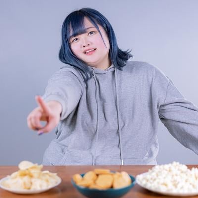 お菓子を指さしておねだりぽっちゃり女子の写真