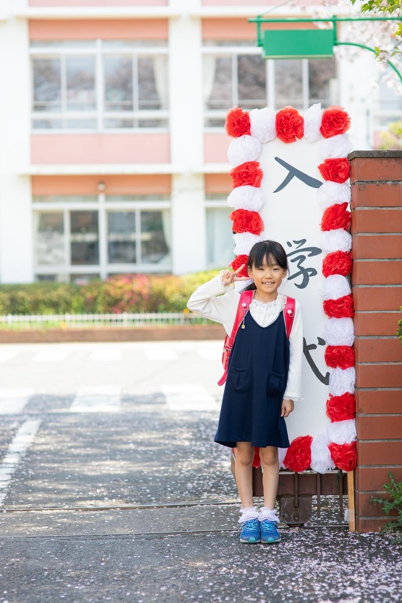 「入学式でピースする小学生の女の子」の写真［モデル：あんじゅ］