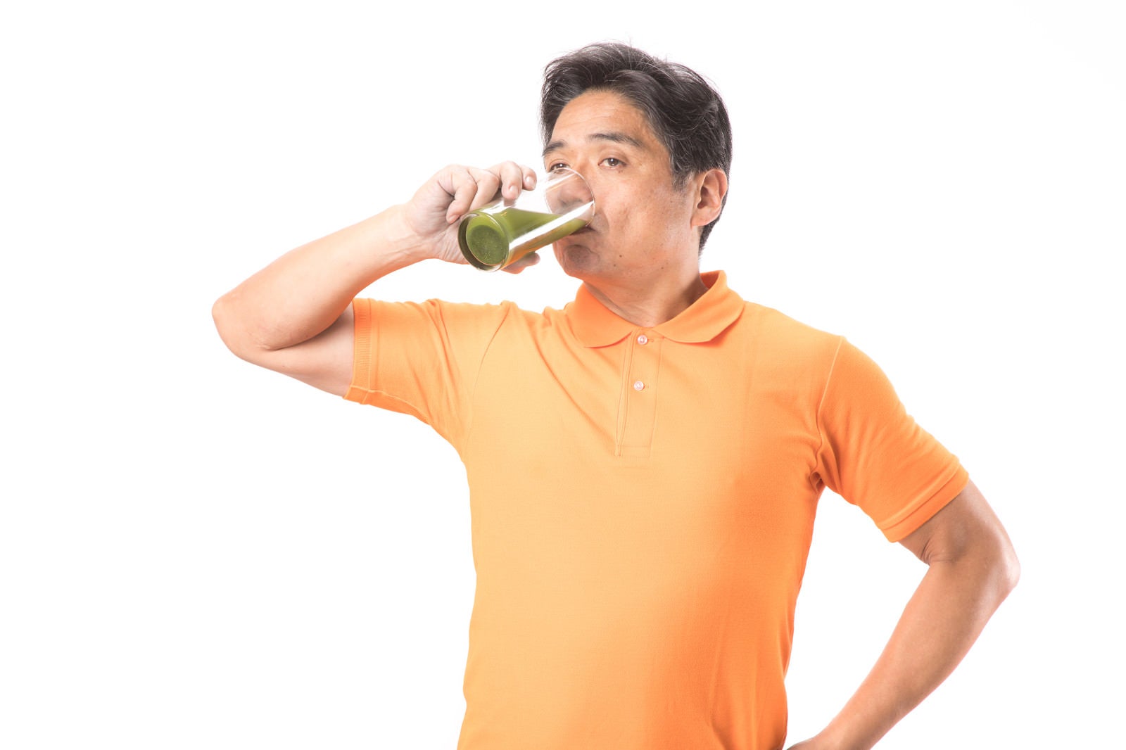 「青汁をグビグビ飲む健康お父さん」の写真［モデル：よたか］