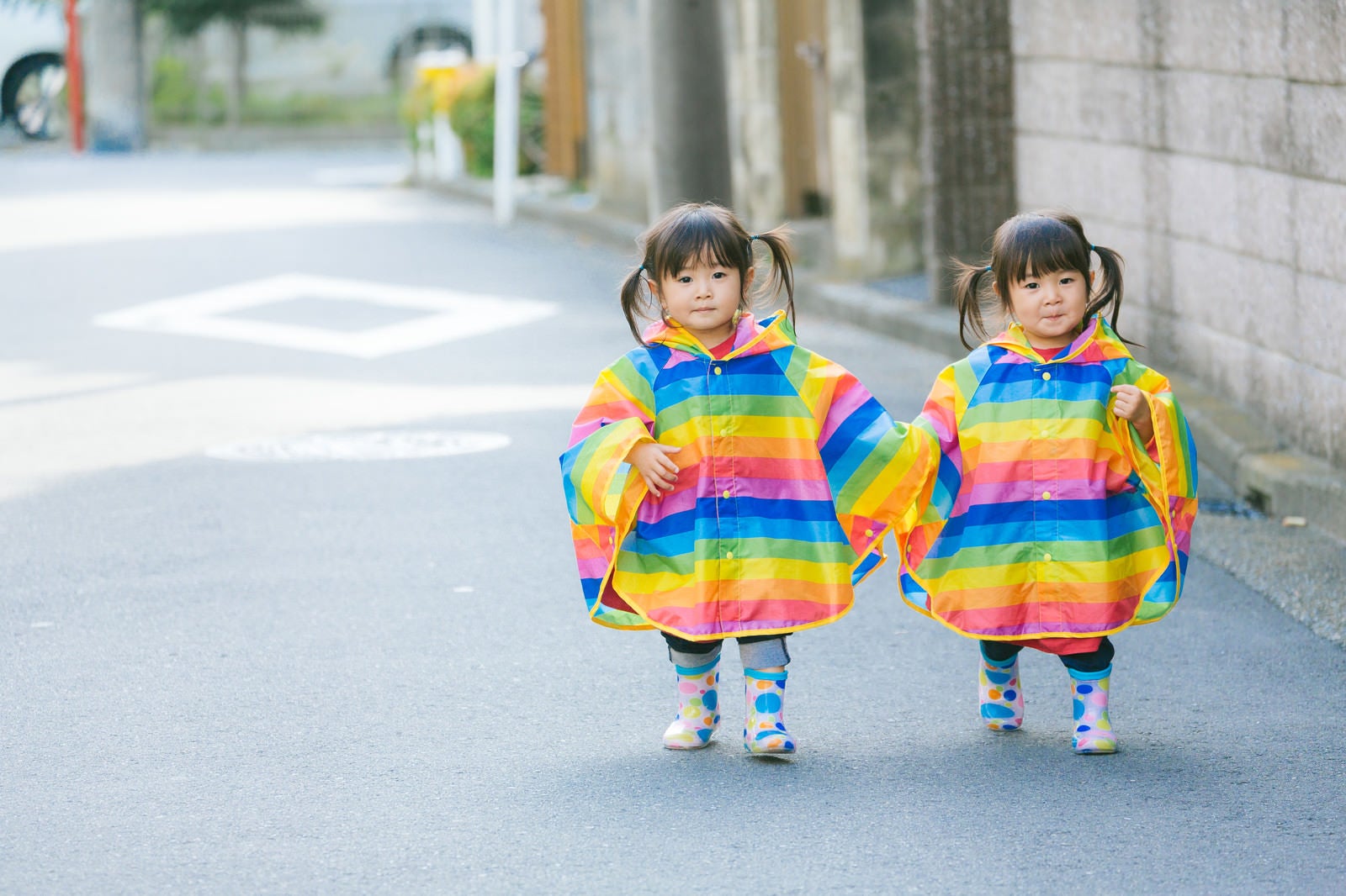 「仲良く手をつないで散歩する双子の姉妹（2歳）」の写真［モデル：あおみどり］