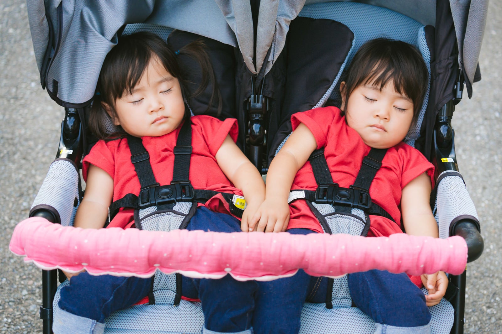 「二人乗りベビーカーで爆睡中の双子姉妹」の写真［モデル：あおみどり］