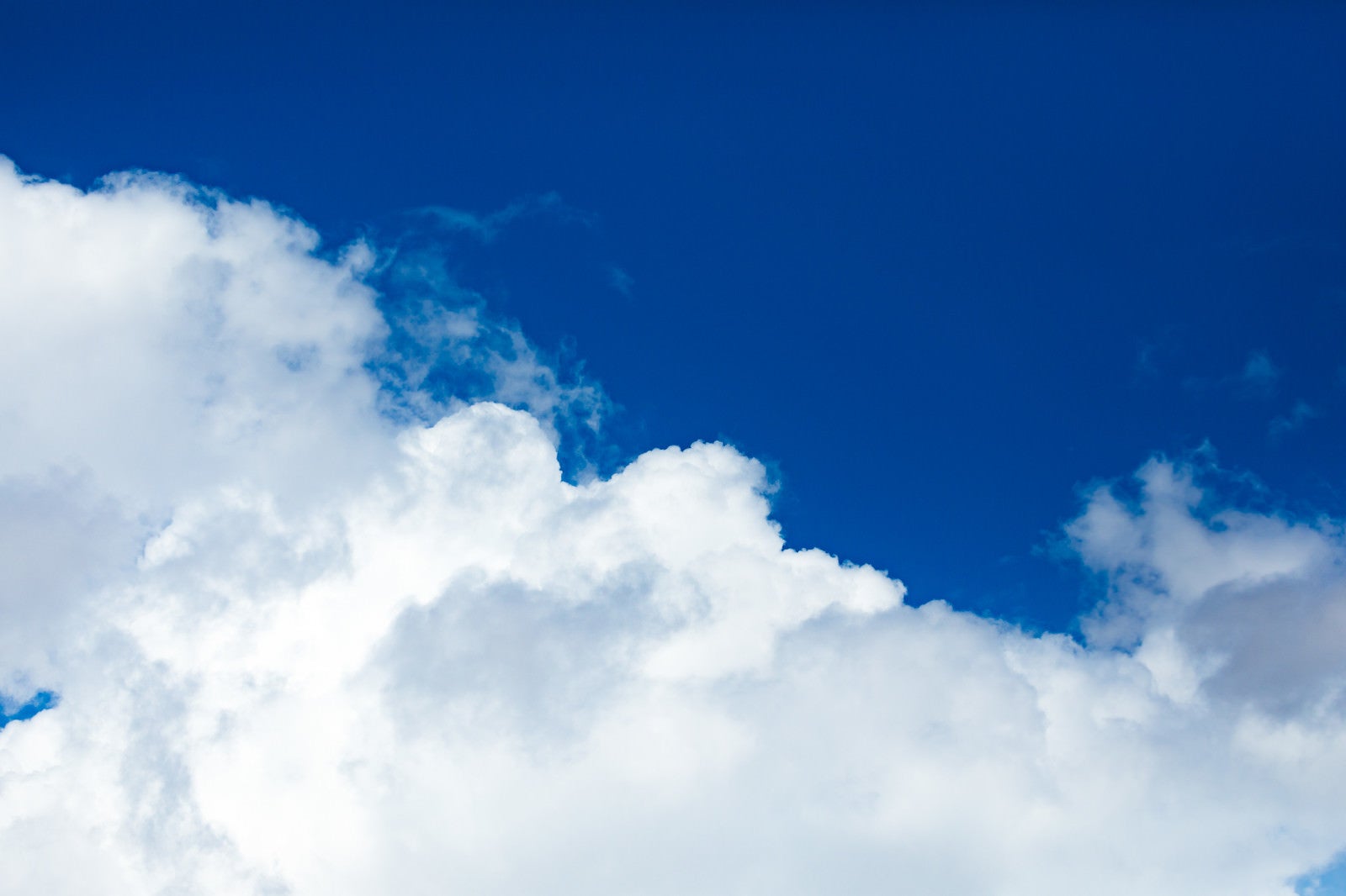 「澄んだ青色の空と雲」の写真
