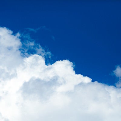 澄んだ青色の空と雲の写真