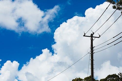 晴天と積乱雲と電柱の写真