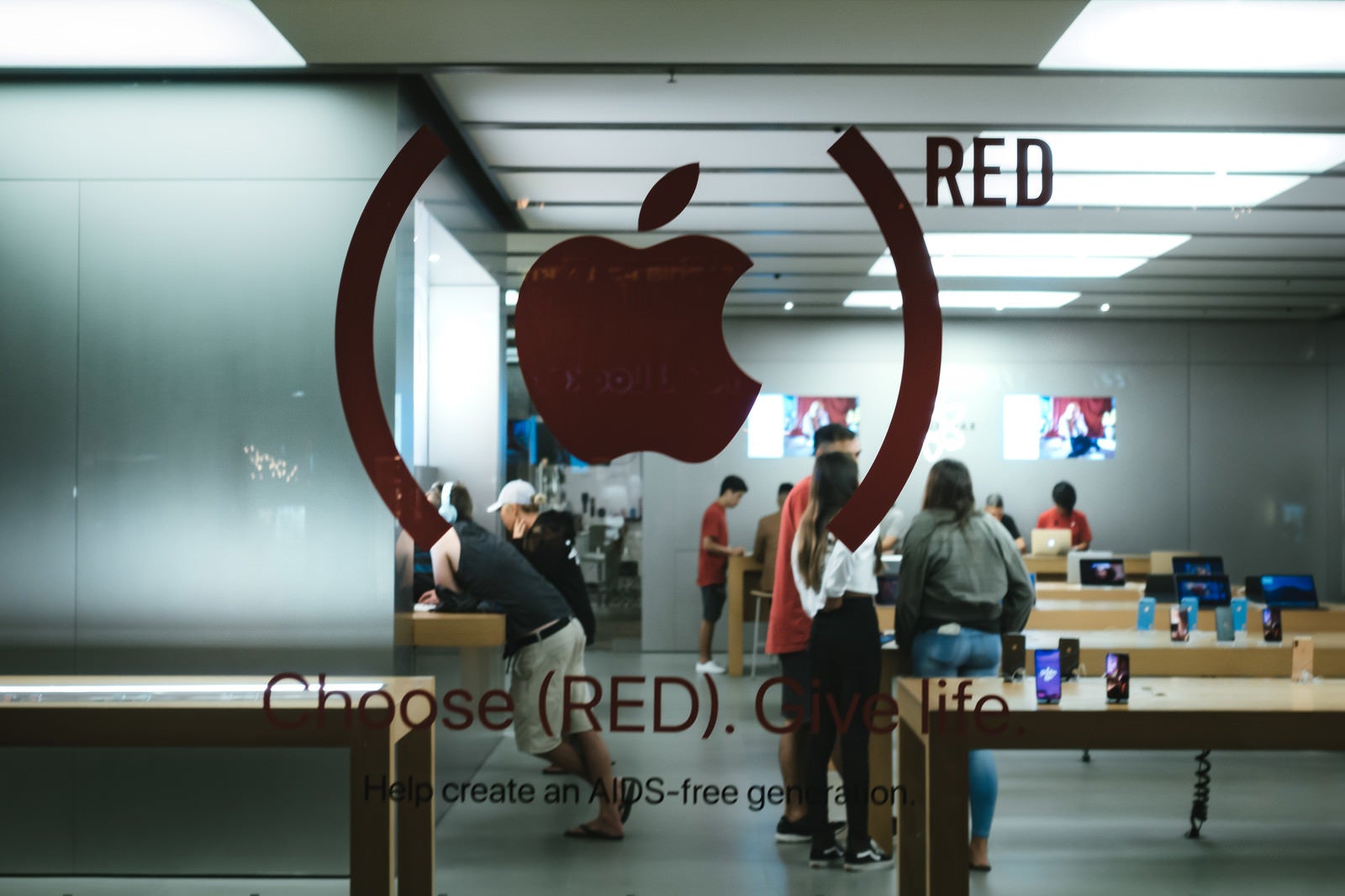 「赤いリンゴマークと店舗の様子」の写真