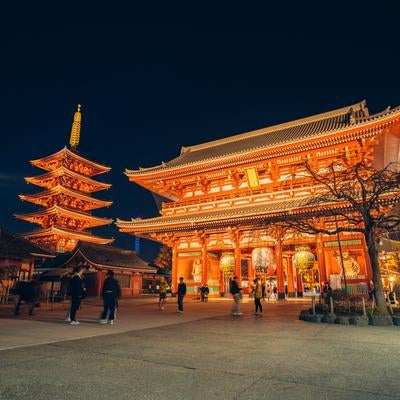 浅草寺と五重塔の魅力的な夜景の写真