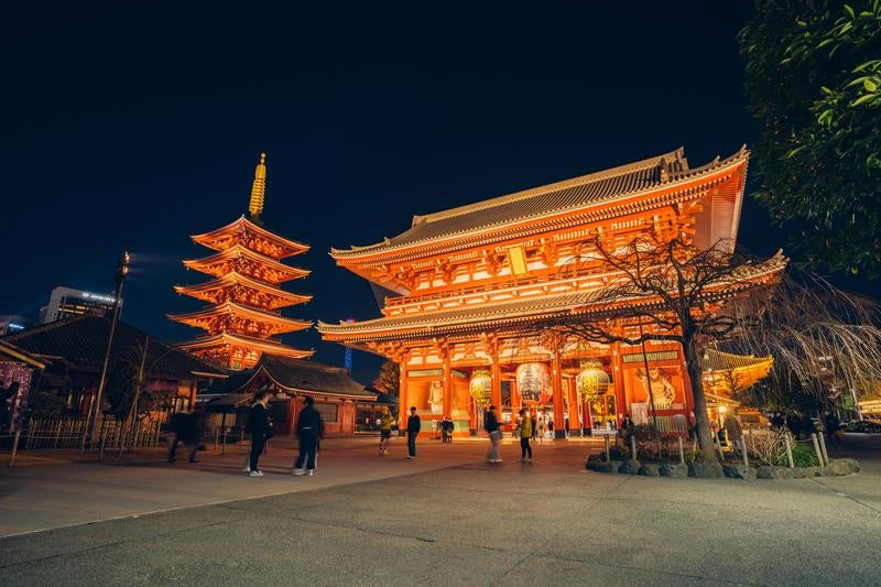 浅草寺と五重塔の魅力的な夜景の写真