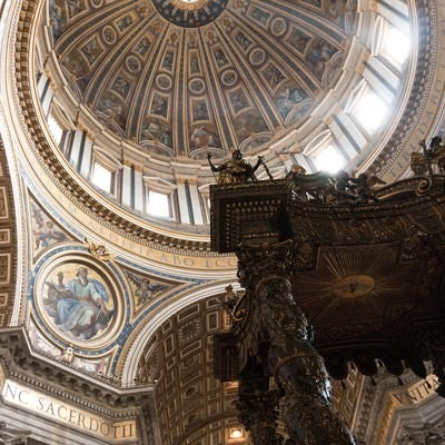 ブロンズ製の天蓋（サン・ピエトロ大聖堂）の写真