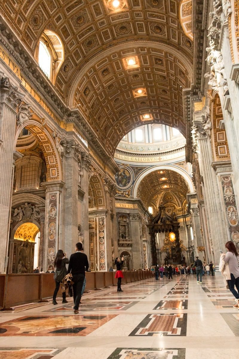 「サン・ピエトロ大聖堂内と観光客」の写真