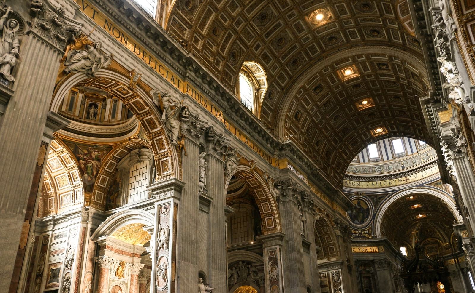 「サン・ピエトロ大聖堂の屋内」の写真