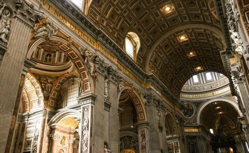サン・ピエトロ大聖堂の屋内の写真