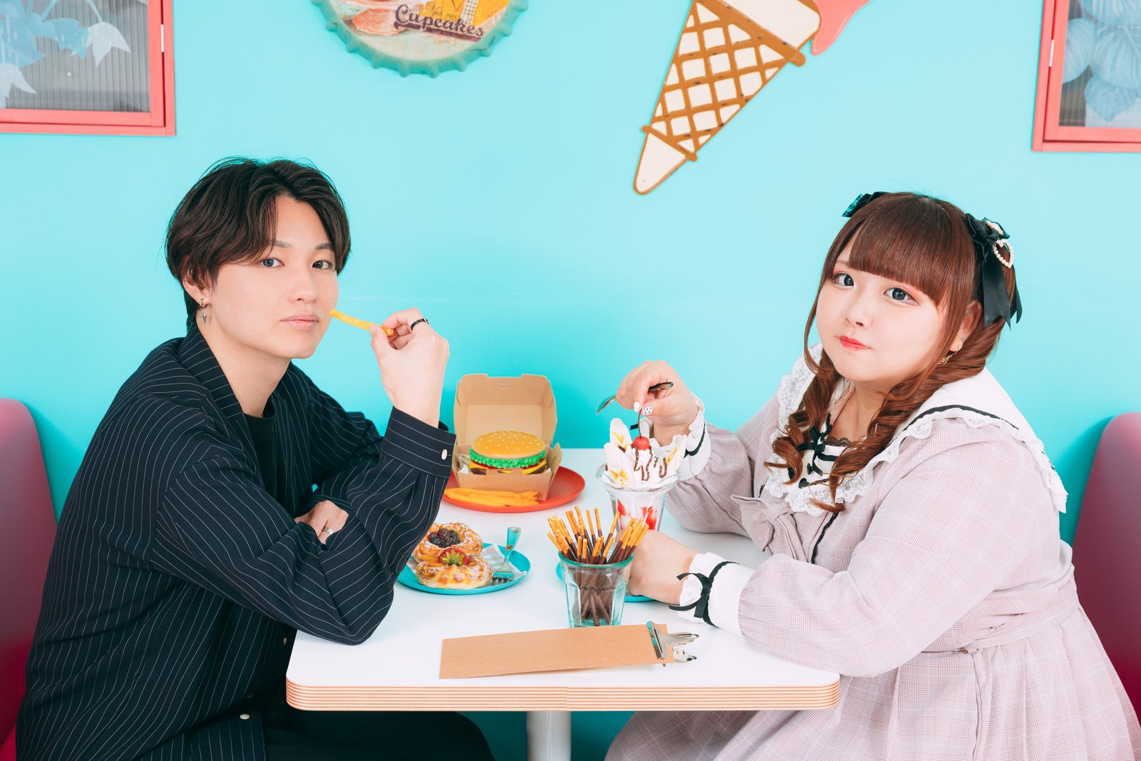 「カフェで甘いものを食べるカップル」の写真［モデル：あづき SHUN］