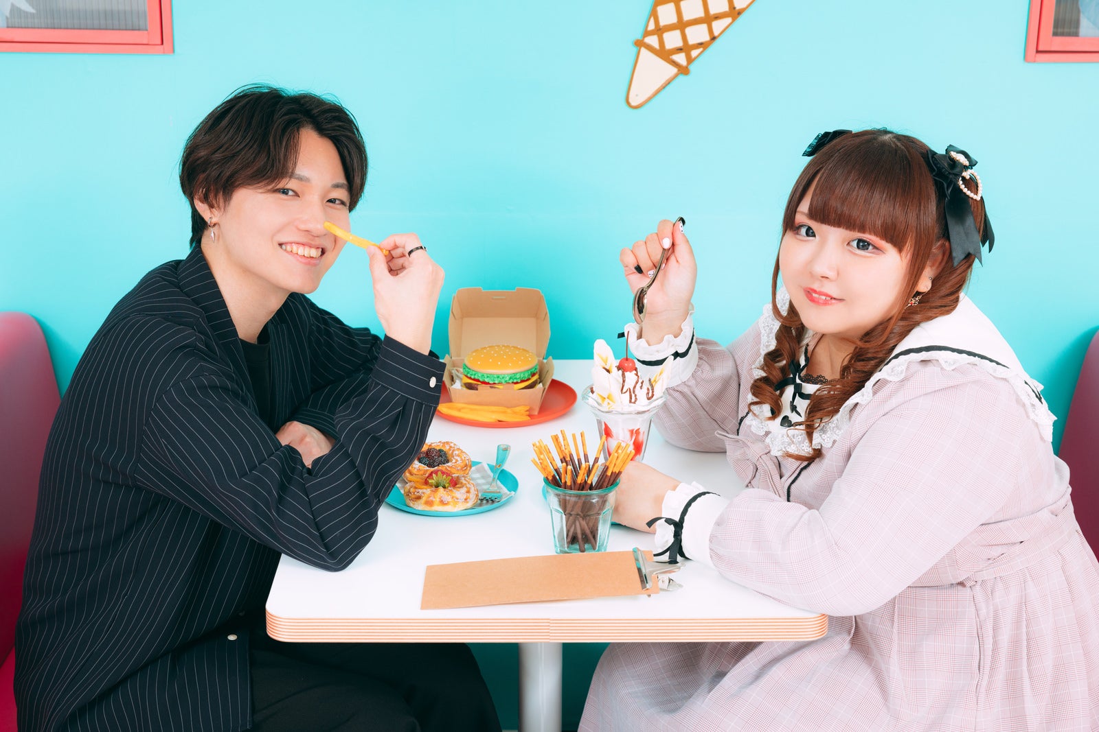 「推しの彼と大好きなパフェを食べる彼女」の写真［モデル：あづき SHUN］