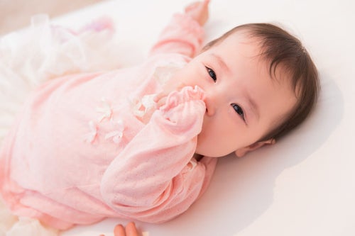 眠くてぐずり泣く赤ちゃんの写真
