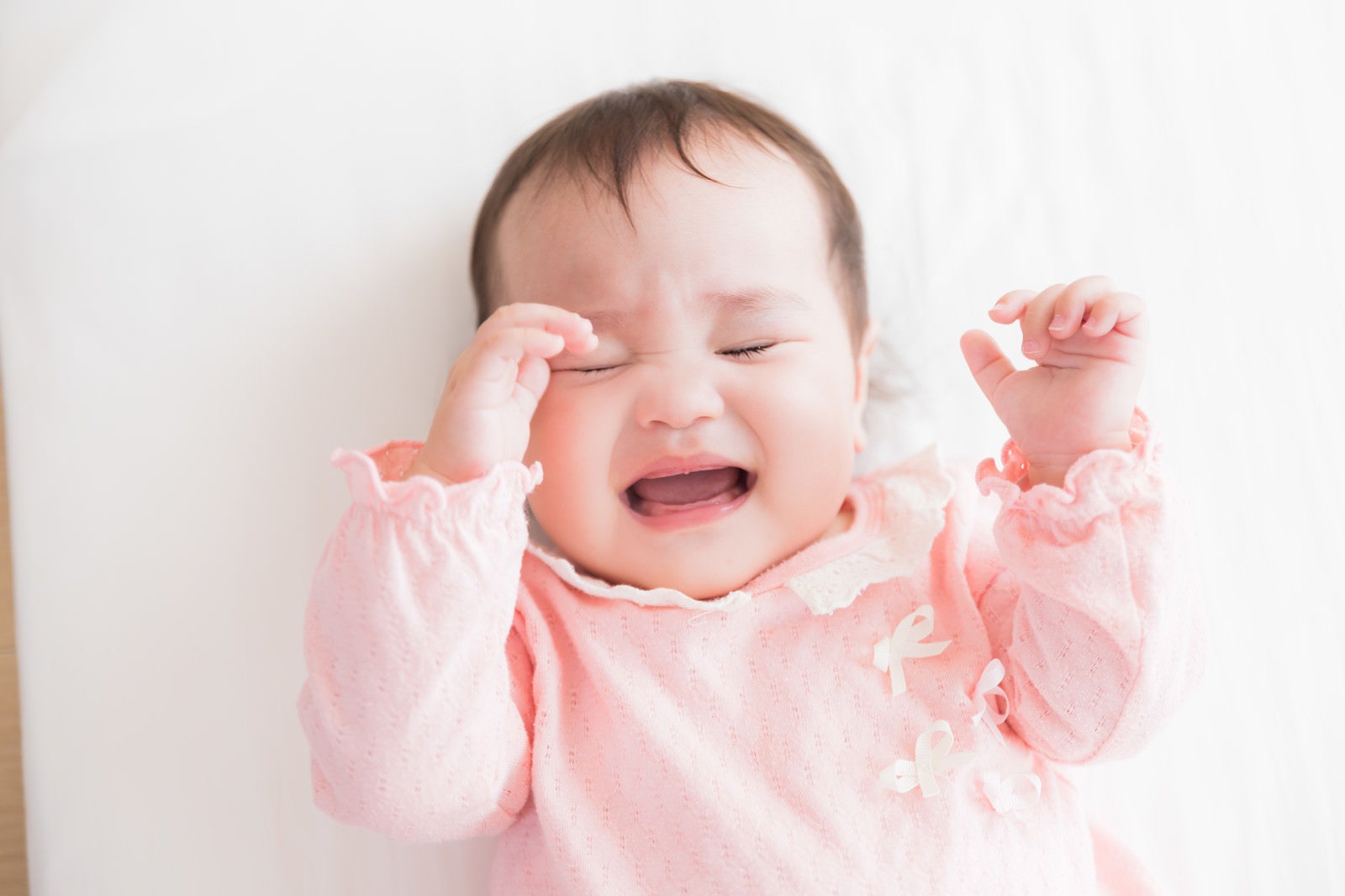 「眠たくて仕方がない赤ちゃん」の写真［モデル：めぐな］