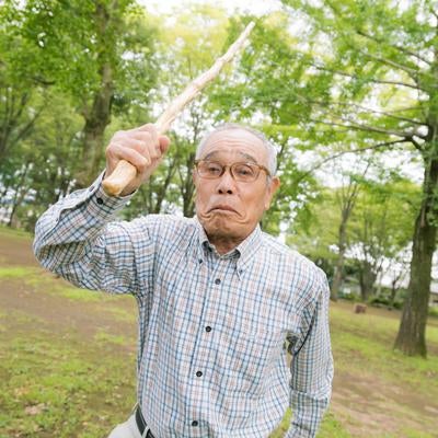 「もっと高齢者にやさしくしなさい！」と棒を振りかざしてきた近所に住むおじいさんの写真