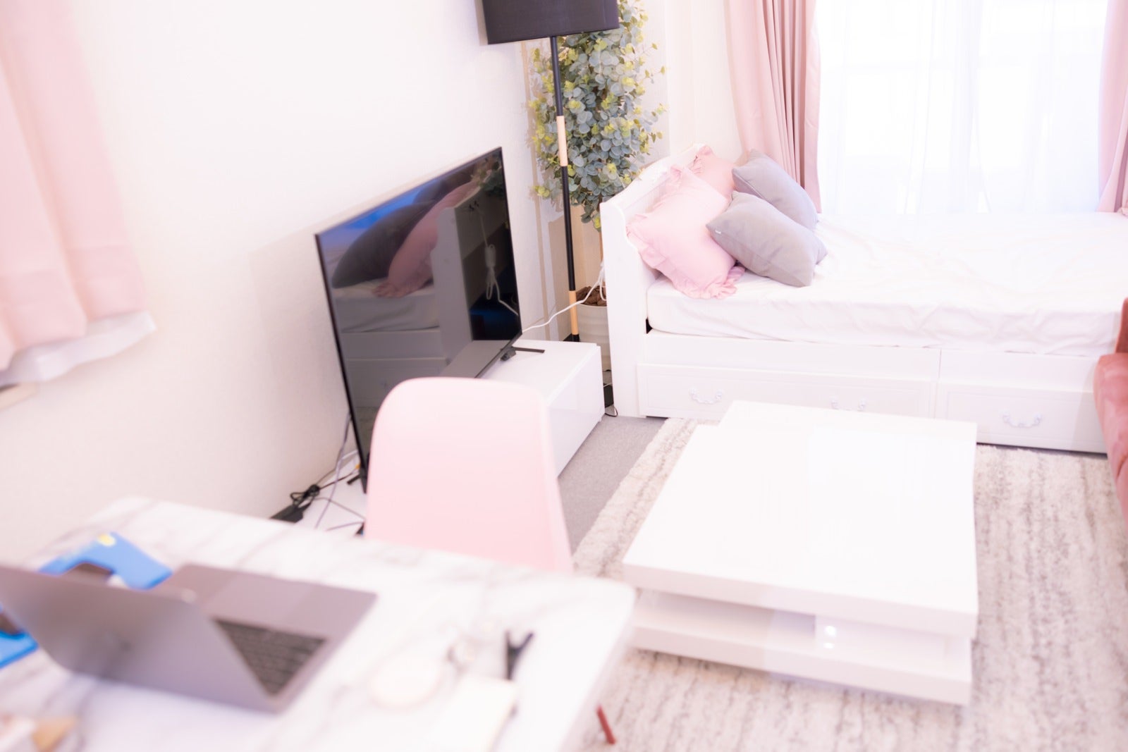 「白とピンクを基調にした部屋」の写真