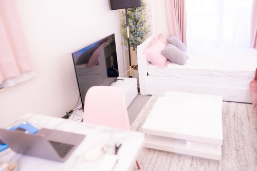 白とピンクを基調にした部屋の写真