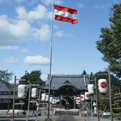 祭の旗と提灯が並ぶ岐阜県大垣市青墓の白髭神社の写真